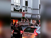 Футбольные фанаты прокатились в ванне по центру Москвы