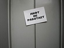 Пенсионеры и инвалиды, живущие в доме на Московской, полгода не могут выйти на улицу