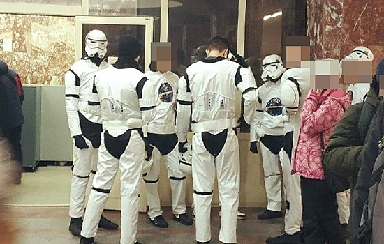Штурмовики из "Звездных войн" удивили пассажиров новосибирского метро