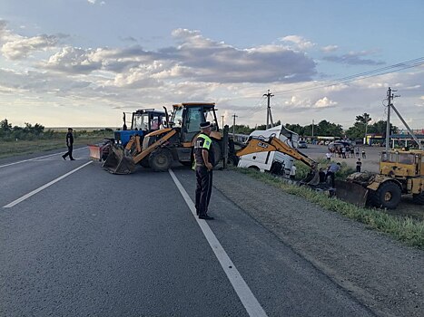 В Оренбуржье полицейские помогли водителю большегруза выбраться из кювета