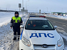 В Татарстане автоинспекторы помогли водителю заблокированного автомобиля