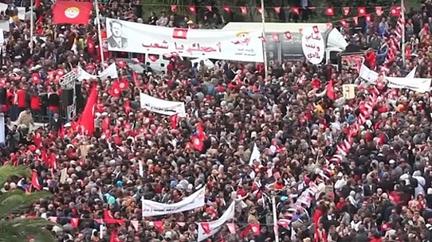"Синдром дефицита доверия": к годовщине революции Тунис оказался в шаге от социального взрыва