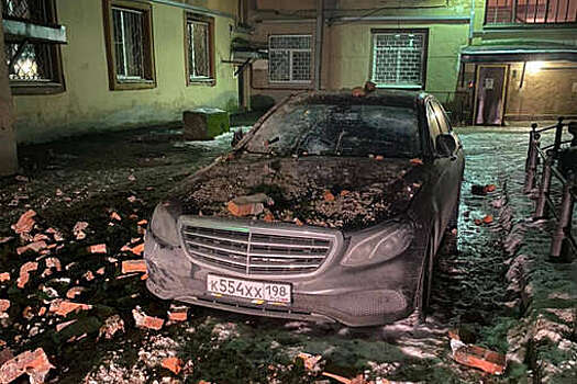 В Санкт-Петербурге падающие с фасада дома кирпичи повредили автомобиль