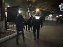 СК показал видео задержания жителя Кызыла, набросившегося на девочку с поцелуями