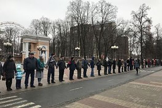 Белгородцы «обняли» Центральный парк, защищая его от застройки