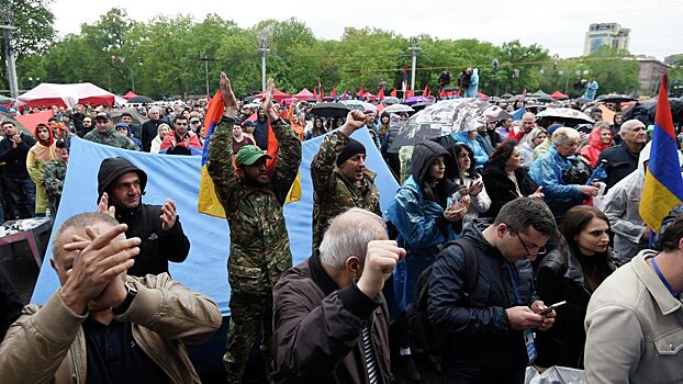 Оппозиционеры Армении заблокировала улицу в Ереване