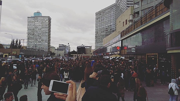 В Москве сотни человек встали в очередь за бесплатными бургерами