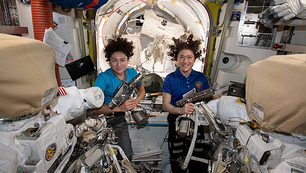 В открытый космос с МКС вышли две женщины