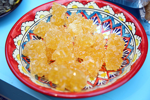 Ребенка накормили конфетами, которые взорвались внутри него