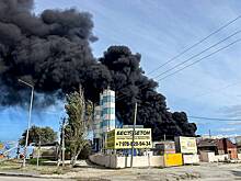 Глава Феодосии оценил ситуацию на горящей четвертые сутки нефтебазе