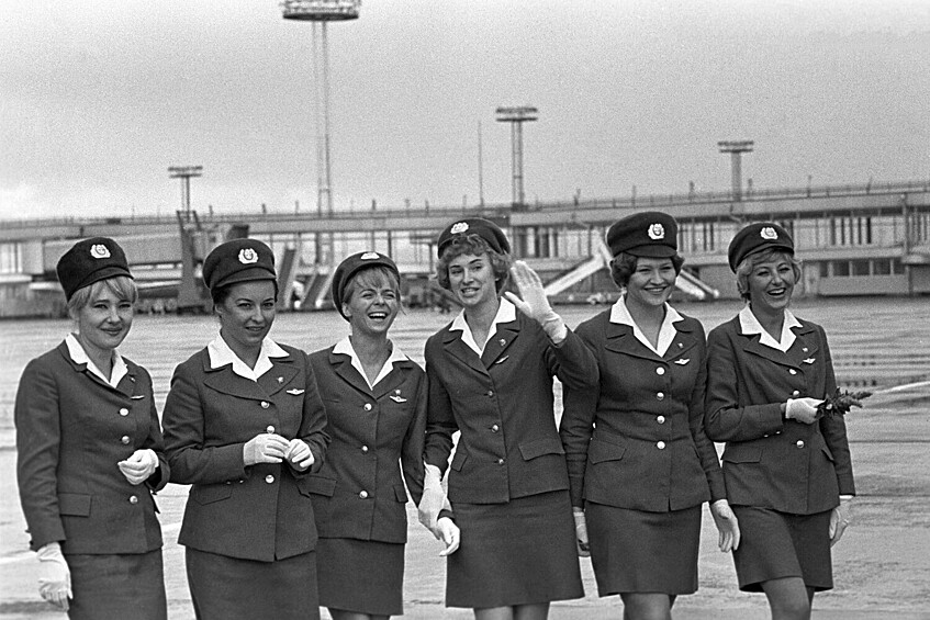 Бортпроводницы в московском аэропорту Домодедово, СССР, 1 июня 1974 года