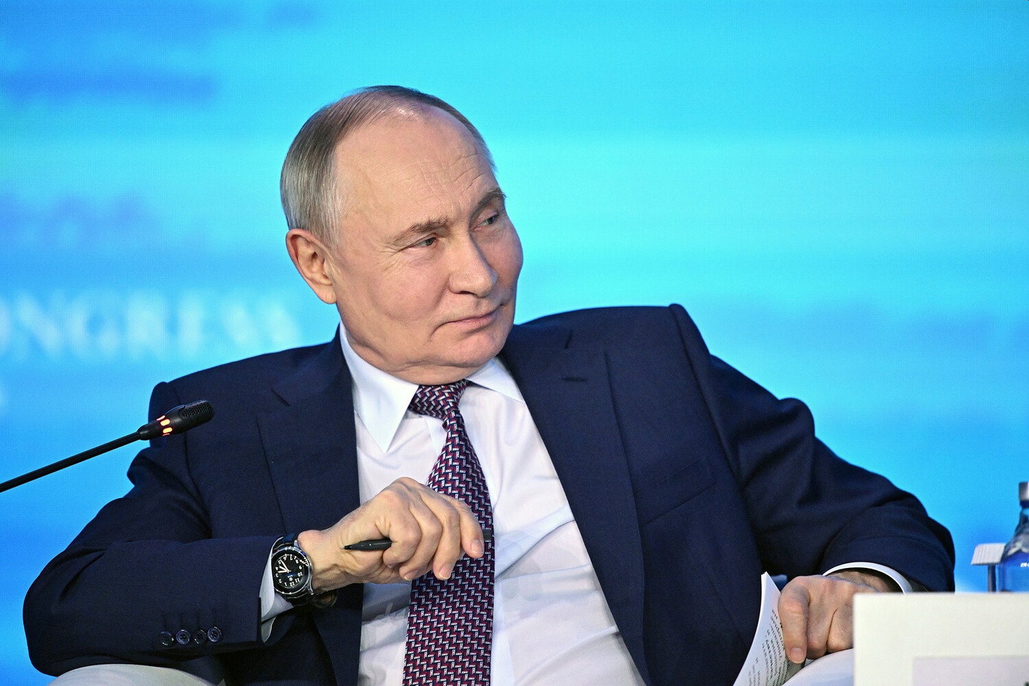 Подросток объяснил кавказским воспитанием отказ садиться при разговоре с Путиным