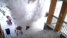 Падение снега на женщин и ребенка в Мурманской области попало на видео