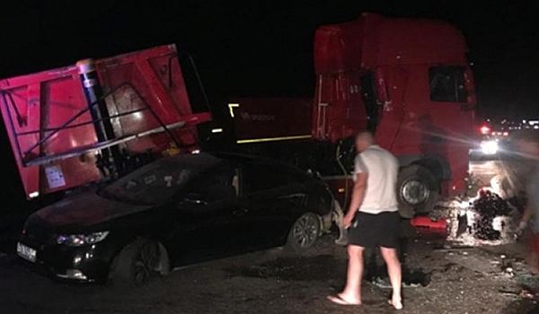 Под Воронежем четыре человека пострадало в ДТП с участием двух грузовиков и легковушек