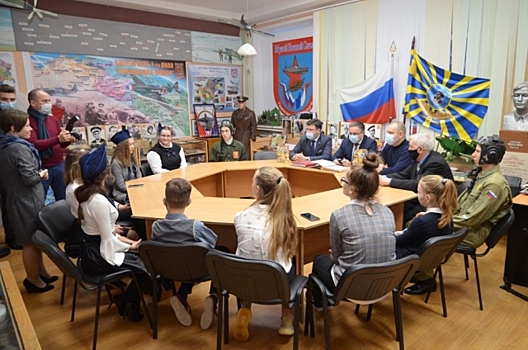 Руководители Калуги стали гостями музея боевой славы гимназии №19