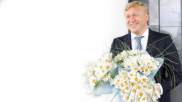 Ярошук поздравил калининградок с 8 Марта