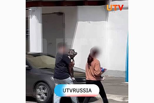 Пара россиян прогулялась по одному городу в обнимку со свиньей