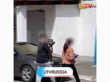Пара россиян прогулялась по одному городу в обнимку со свиньей