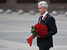 Собянин вместе с волонтерами возложил цветы к памятнику маршалу Жукову