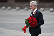 Собянин вместе с волонтерами возложил цветы к памятнику маршалу Жукову