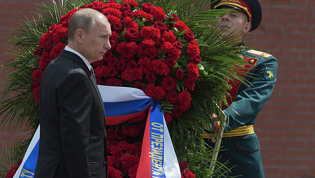 Путин возложил цветы к могиле Неизвестного солдата в Москве