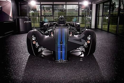 Одноместный спорткар BAC Mono превратился в арт-кар