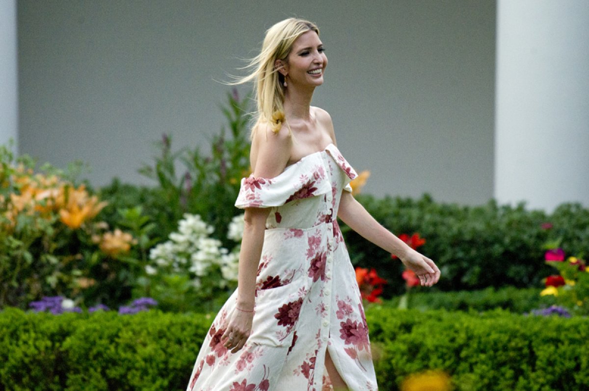 Иванка Трамп поздравила мир с Китайским Новым годом в погребальном наряде