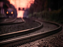 Поезд Екатеринбург - Оренбург экстренно затормозил из-за иномарки на путях