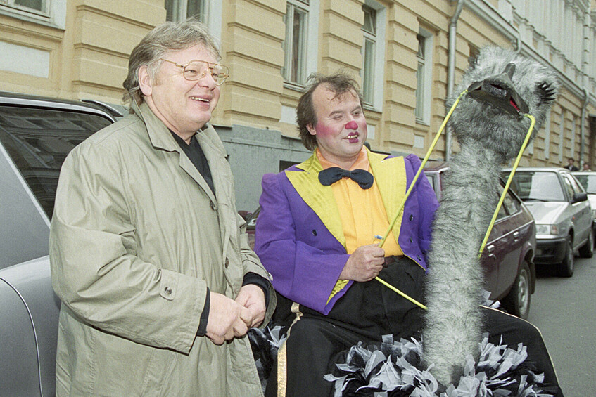 Певец и композитор Юрий Антонов (слева), прибывший к африканскому ресторану «Лимпопо» в Варсонофьевском переулке для празднования Дня страуса, Москва, 4 октября 2000 года