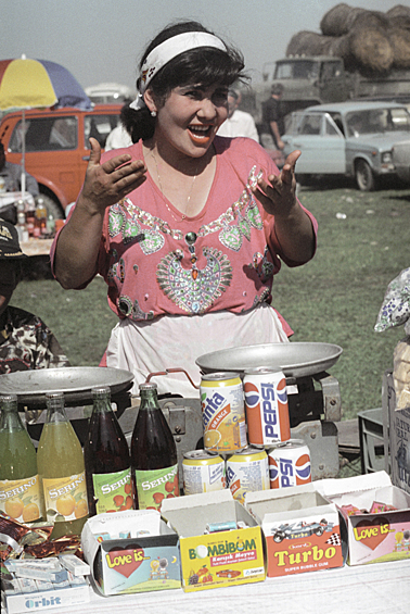 Женщина, торгующая на улице, 1994 год