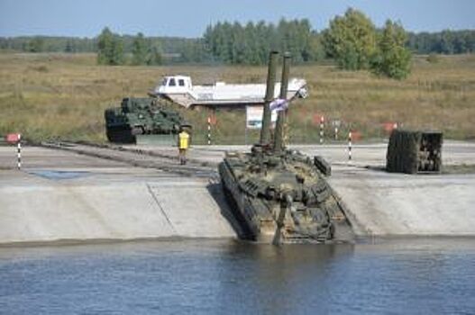 В День танкиста в Омске прошли показательные выступления бронетехники
