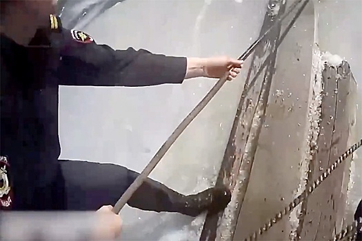 Полицейские в последний момент успели спасти провалившегося под лед рыбака