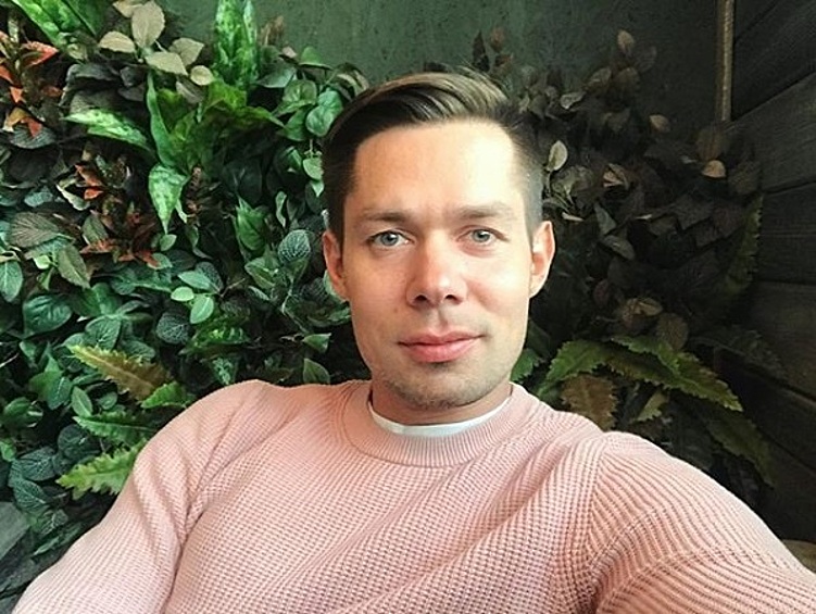 После развода певец Стас Пьеха превратился в завидного холостяка, но устроить личную жизнь ему пока не удалось. Он даже зарегистрировался на сайте знакомств, но только для легких приключений. "В интернете была голубоглазая красотка, а пришла совсем другая… На сайтах можно знакомиться ради секса, каких-то коротких приятных историй".