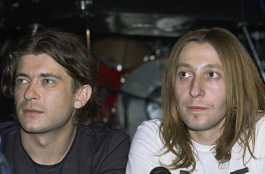 Участники группы "Би-2". Слева - Шура, справа - Лева, 2002 год