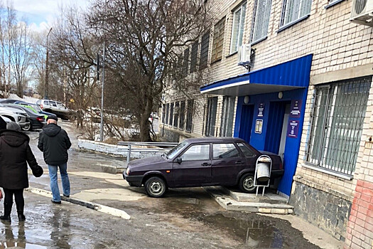В Петрозаводске машина без водителя въехала в здание ГИБДД