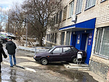 В Петрозаводске машина без водителя въехала в здание ГИБДД