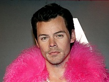 Гарри Стайлс начал продавать брелоки с непристойным дизайном