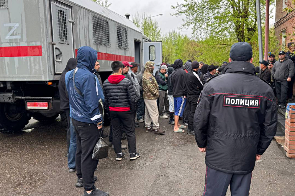 После рейда по рынкам Красноярска силовики доставили в полицию 378 мигрантов