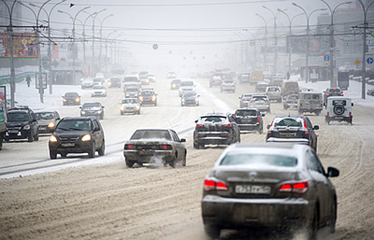 Обильные снегопады вызвали серьезные пробки в городах Сибири