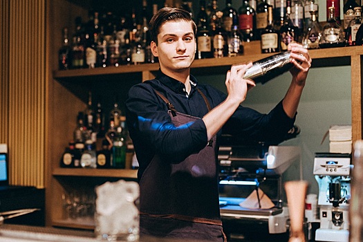Осторожно, горячо: топ-20 самых привлекательных барменов Москвы, которые сведут тебя с ума