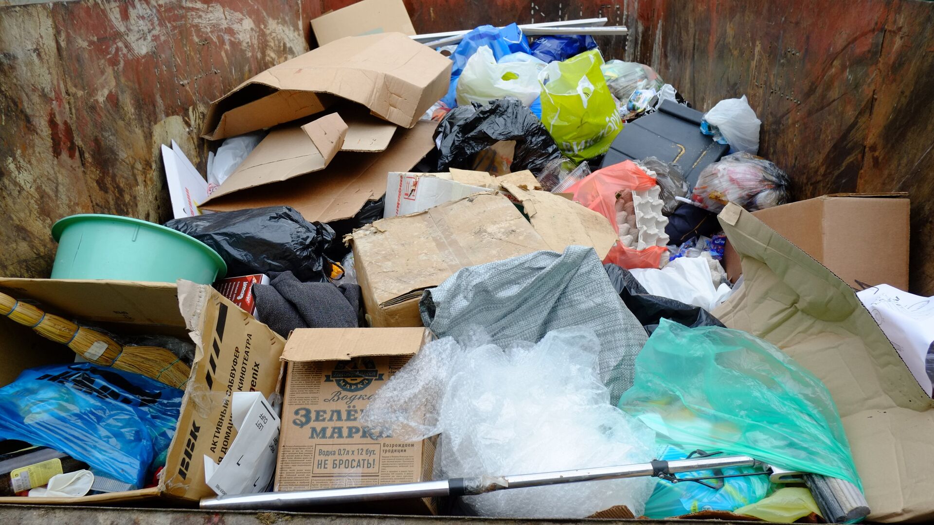 Россиянам объяснили, как заставить оператора регулярно вывозить мусор