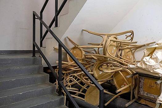 Россиянам назвали способы избавиться от соседского хлама в подъезде