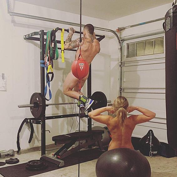 Американская спортсменка Пейдж Ванзант, выступающая в UFC, взорвала сеть обнаженными снимками с тренировок. Горячие фотографии девушка выложила на своей странице в Instagram. 