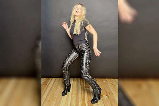 Актриса Софья Эрнст станцевала в кожаных джинсах