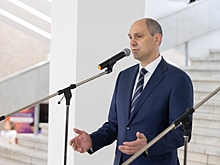 Паслер поздравил свердловских молодоженов, заключивших брак на свадебном фестивале в Москве