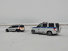 В Гайском округе дорожные полицейские спасли женщину из снежного плена