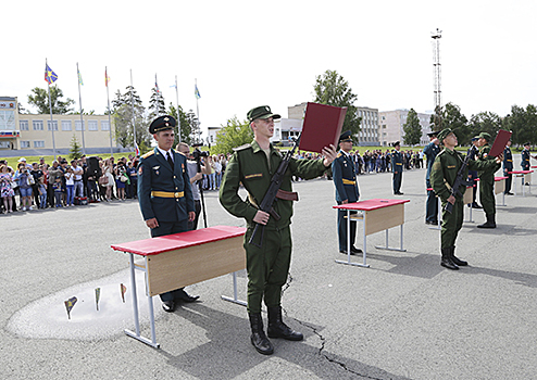 Новобранцы прославленного танкового соединения ЦВО приняли Военную присягу