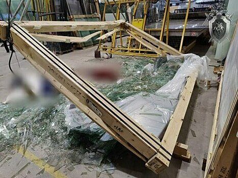 В Черняховске сотрудник фабрики окон погиб под рухнувшими стеклопакетами