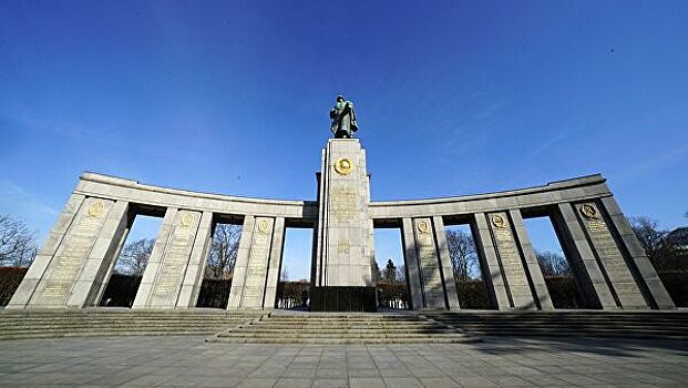 У Мемориала павшим советским воинам в Берлине зажгли свечи памяти