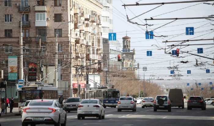 В Волгограде на Ангарском вместо трамваев курсируют бесплатные автобусы